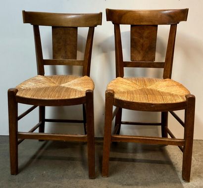 null Une paire de chaises paillées à dossier bandeau en bois naturel et bois de placage....