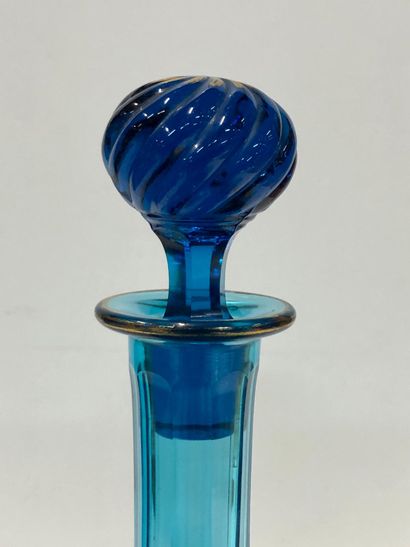 null BACCARAT: verre d'eau bleu torsadé, à liseré or comprenant 2 verres sur piédouche,...
