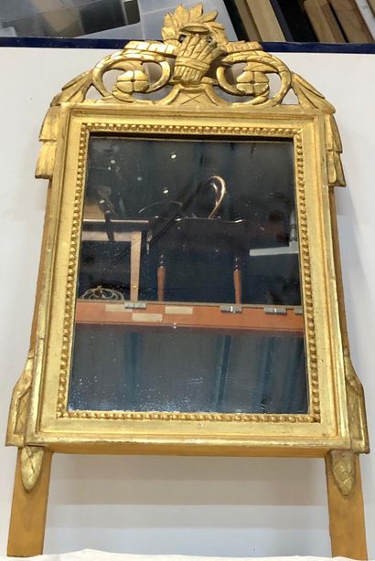 null Rectangular wood and gilded stucco mirror decorated with a sheaf of wheat and...