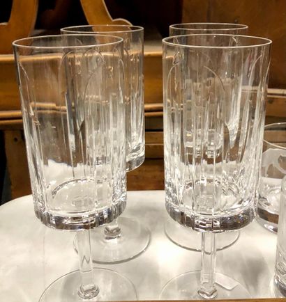null CARTIER

4 crystal glasses on pedestal or champagne glasses with Art Deco motifs....