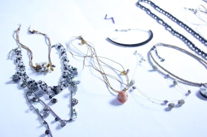 null 1 set of costume jewellery including necklaces