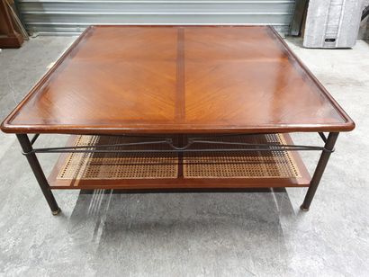 null Grande table basse moderne à deux plateaux, l'un en bois et l'autre canné, portant...
