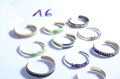 null 1 lot de bijoux fantaisies : 10 bracelets joncs ornés de perles de couleurs