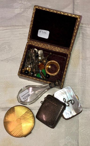 null Small lot of trinkets including a silver mounted salt bottle, an English silver...