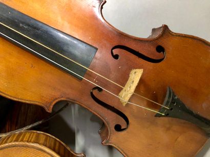 null MUSIQUE:

-Un violon portant une marque (AMBERT?) sur le chevalet et CREMONAE...