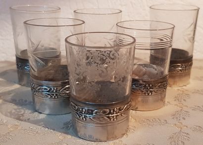null 4 engraved glass liqueur glasses in a silver frame (Minerve mark)

We join:...