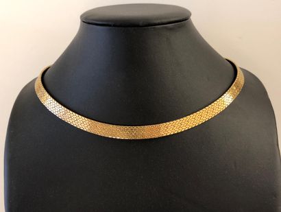 null Collier articulé ras du cou en or jaune 18K (750°/°°) traité en mat et brillant....