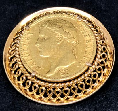 null Broche ronde formant pendentif,en or jaune ajouré 18K ( 750°/°°), cerclant une...