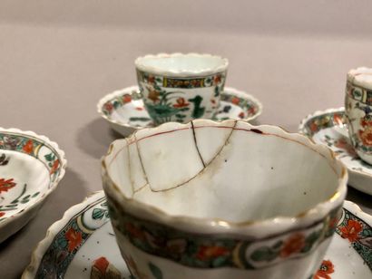 null CERAMIQUES/ASIE: partie de service à thé en porcelaine de CHINE à décor polychrome...