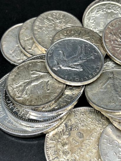 null FRANCE

Lot de pièces en argent: 

21 pièces de 5 F. Semeuse

3 pièces de 10...