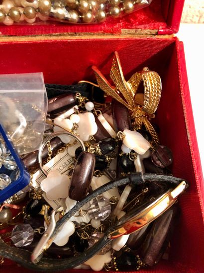 null Petit lot de bijoux fantaisies : broches en métal doré, une montre SEIKO en...