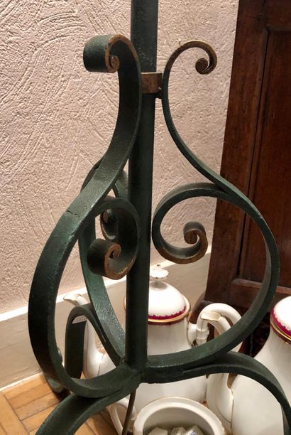 null Tripod lamp in cast iron enamelled green and gold. Around 1950. 

Height : 145...