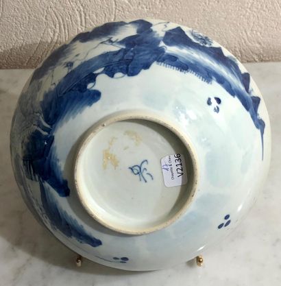 null Petite coupe en porcelaine de Chine à décor tournant en bleu d'un paysan dans...