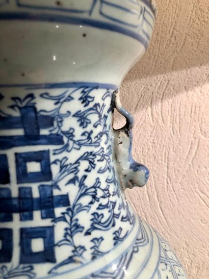 null Vase en porcelaine dans le goût de la Chine à décor en bleu de feuillages stylisés

et...