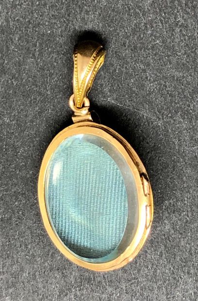 null Souvenir" oval pendant in 18K (750°/°°) yellow gold - (Eagle head hallmark)...