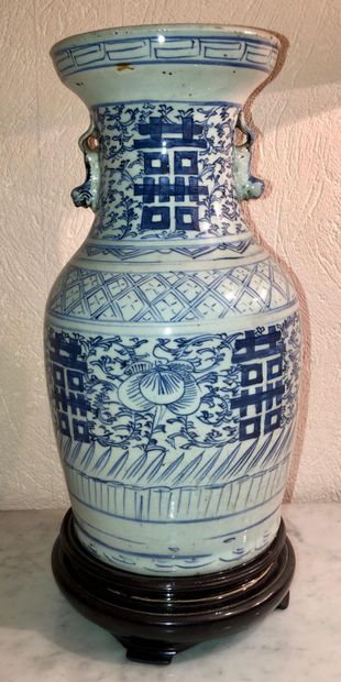null Vase en porcelaine dans le goût de la Chine à décor en bleu de feuillages stylisés

et...