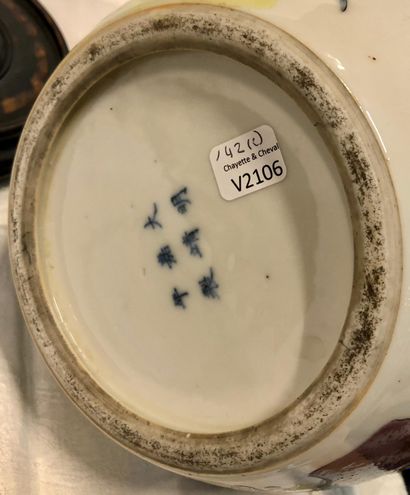 null Une paire de vases en porcelaine de Chine à décor polychrome

de volatiles dans...