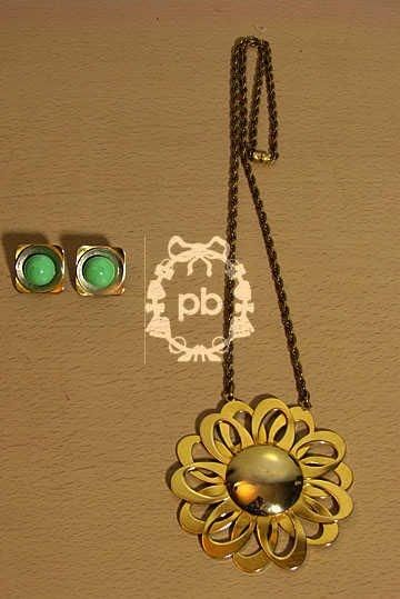 ANONYME, circa 1970/75 SAUTOIR CHAÎNE en métal doré retenant un motif floral (petite...
