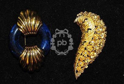 ANONYME LOT comprenant une BROCHE en métal doré serti de petits strass et de perles...