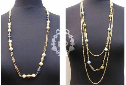 ANONYME SAUTOIR chaîne triple rangs en métal doré, certaines entrecoupées de perles...