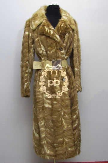 ANONYME, circa 1965 MANTEAU mi-mollets en patchwork de vison bicolore ivoire et beige,...