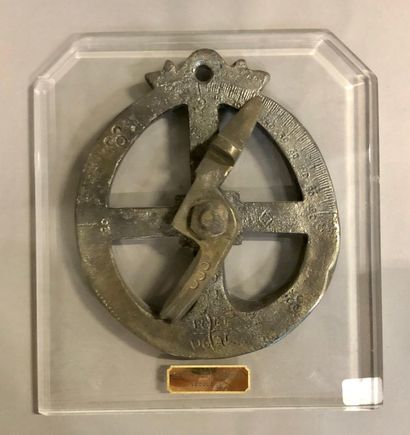 null Imitation d'astrolabe en bronze monté sur un socle en plexiglass 

Environ 17...