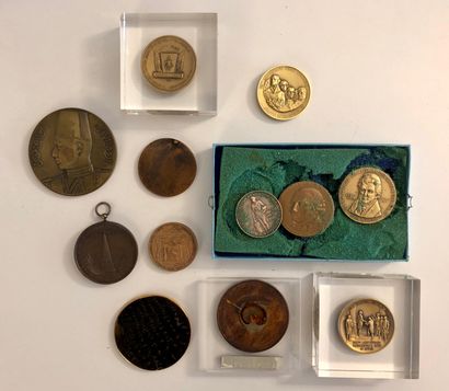 null FRANC MAÇONNERIE

Lot de médailles commémoratives en bronze et/ou cuivre:

-1...