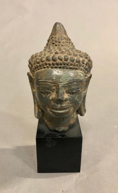 null ASIE, CAMBODGE ET INDONESIE 

Ensemble de 2 têtes en bronze sculpté sur socle...