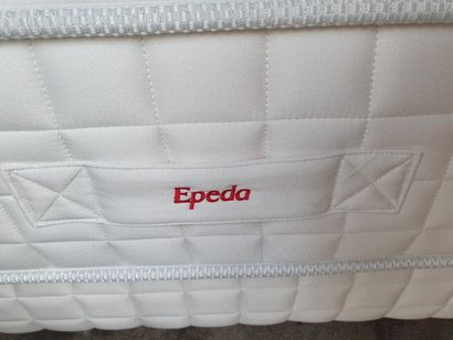 null EPEDA 

2 matelas et 2 sommiers 

190 x 80 cm 

En bel état 

Petites tâches...