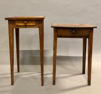 null Lot de 2 petites tables volantes rustiques : 

L'une en bois naturel, 

Elle...