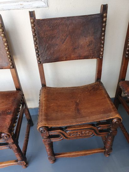 null Suite de 4 chaises en chêne sculpté et teinté, dans le goût espagnol. 

Garnies...