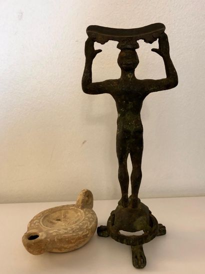 null Ensemble de deux objets "dans le goût archéologique": lampe à huile en terre...