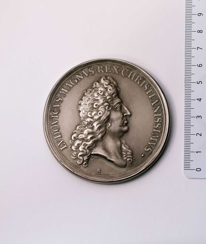 null Médaille: LOUIS XIV, Le Pont Royal. Médaille en métal argenté (72mm) datée 1685...