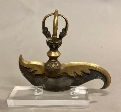 null SUMATRA (?)

Dague (?) en bronze et fer sur un socle en plexiglass

16 x 18...