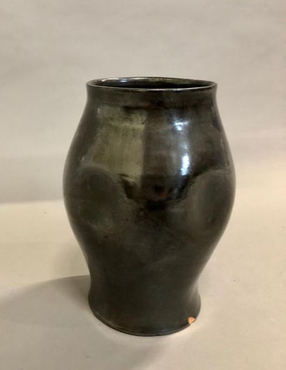null A. REYNAUD (?) 

Grand vase de forme balustre à côtes pincées en céramique lustrée...