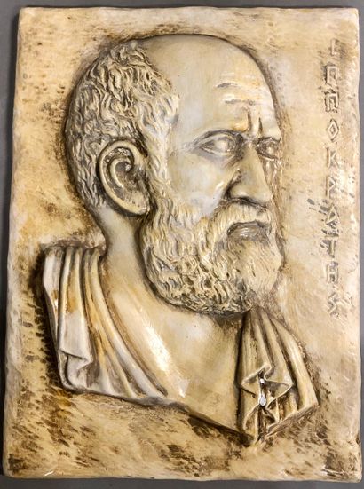 null Un lot comprenant : un profil d'Hyppocrate en semi-relief en plâtre patiné signé...