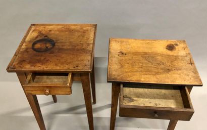 null Lot de 2 petites tables volantes rustiques : 

L'une en bois naturel, 

Elle...