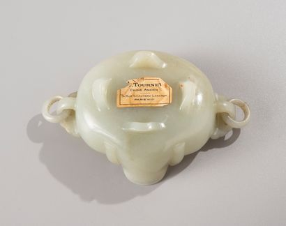 null CHINA, 18th century

Celadon jade bowl in the shape of a longevity peach

peach...