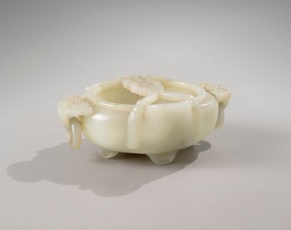 null CHINA, 18th century

Celadon jade bowl in the shape of a longevity peach

peach...