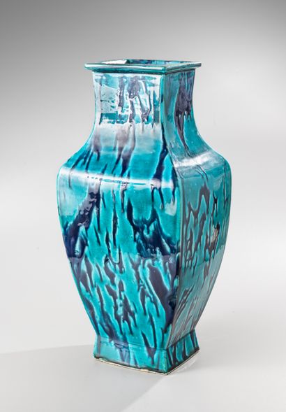 null CHINE, époque Kangxi, XVIIIe siècle

Important vase balustre quadrangulaire...