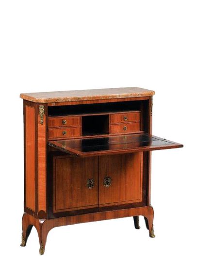 null Nicolas PETIT, Master in Paris on January 21, 1761

Rare little writing desk...