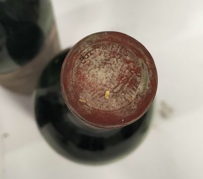 null 4 bottles

SAINT EMILION DIVERS including : 2 Château JACQUES BLANC 1955 and...