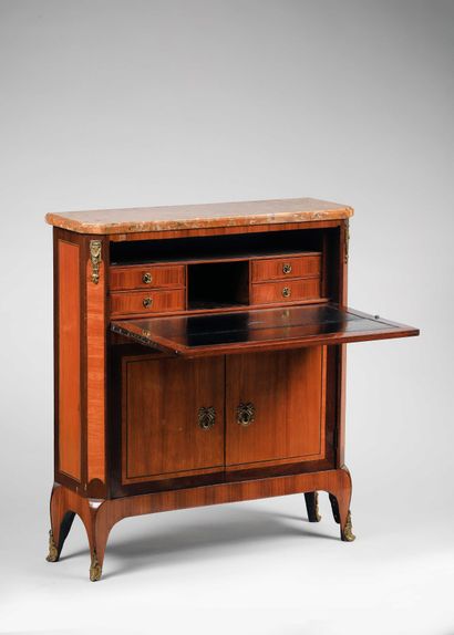 null Nicolas PETIT, Master in Paris on January 21, 1761

Rare little writing desk...