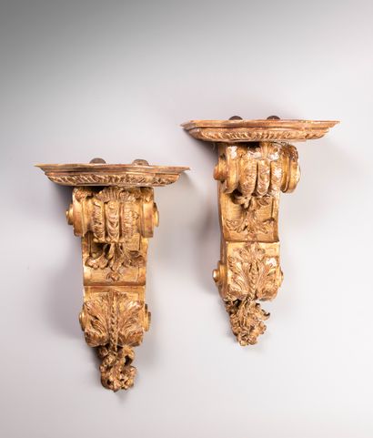  Paire de consoles 
décoratives à suspendre en bois sculpté et doré à 
motifs d’enroulements,...