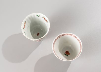 null CHINA, Kangxi period, 18th century

Two green family porcelain and enamel sorbets

one...