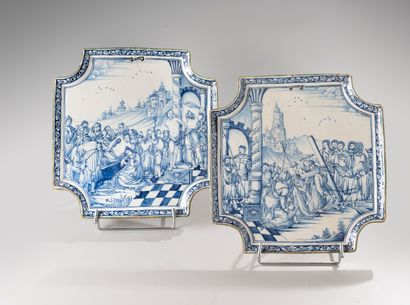 null DELFT

Two square plates with indented angles in earthenware

decorated in blue...
