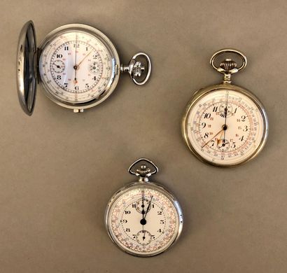 null Trois montres chronographes en métal chromé dont une savonnette. Etat neuf.