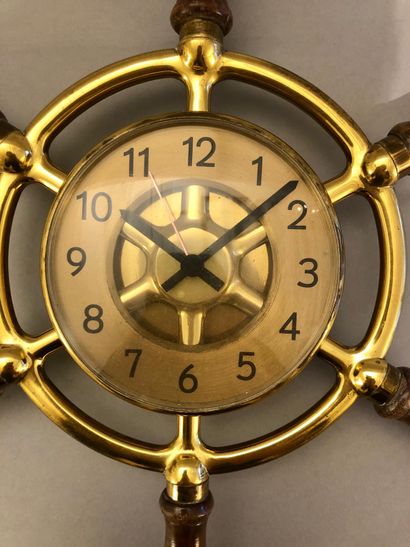 null Clock in the shape of a wheel of wheelhouse in brass and wood, quartz movement....