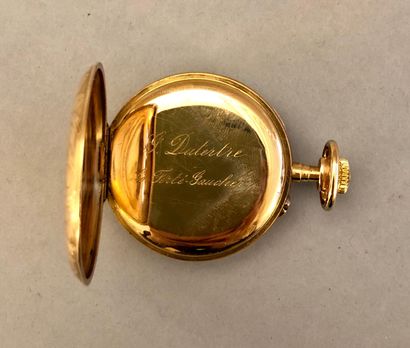 null Gold cylinder watch (68gr), the bottom engraved with foliage, the bowl with...