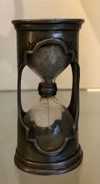 null Round pewter hourglass without hallmark, early 19th century. H. 12cm.
